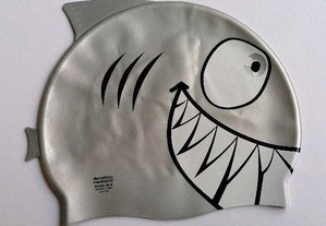 Touca infantil formato tubarão, em latex para natação