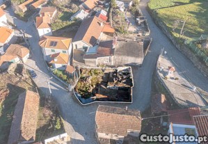 Moradia Em Ruínas Para Recuperar, Em Penafiel