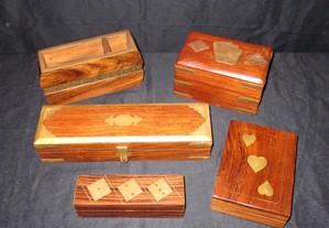 Caixas em madeira e latão para cartas dados caneta