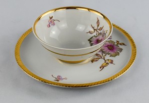 Taça e pires em porcelana Artibus, decorada com flores e dourado