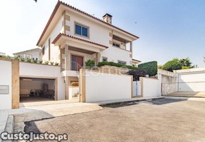 Moradia Individual T4 Com Garagem Fechada Em...