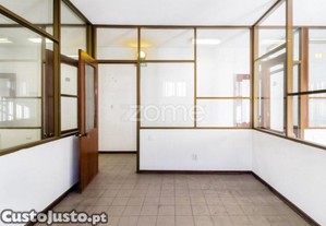 Loja Com 2 Pisos Na Rua Faria Guimarães, Porto...