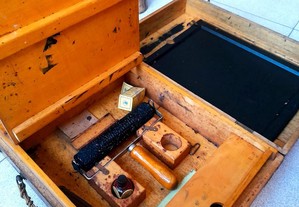 Fotocopiadora Pelikan em mala de madeira