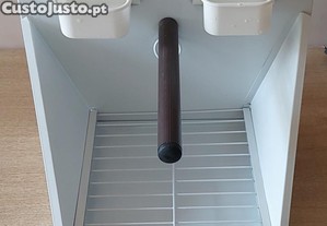 Poleiro para Pássaro, com 1 Comedouro e 1 Bebedouro. A Estrear