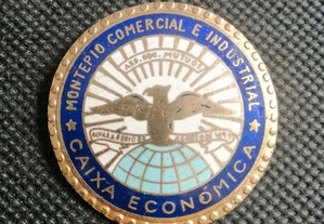 Antiga espectacular medalhinha metal sobre esmalte do Banco Montepio Comercial e industrial * CAIXA
