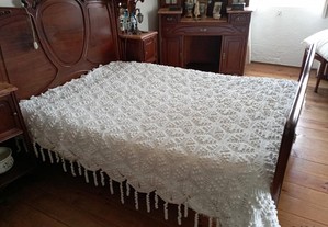 Colcha em crochet feita com algodão branco