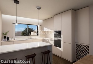 Moradia T3 Nova Com Terraço E Jardim, Na Cidade...