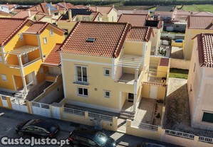 Casa / Villa T5 em Atouguia da Baleia de 194 m²