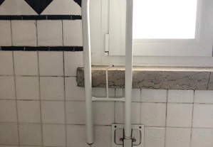 Barra dobrável adaptada para sanita ou banheira