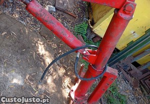 Grua traseira para trator giratória intencivel