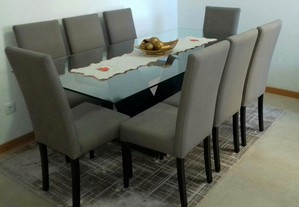 Mesa de jantar e oito cadeiras