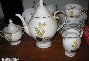 Serviço antigo de chá, de porcelana da Spal