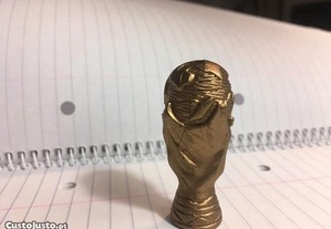 Miniatura da Taça do Mundial Futebol FIFA - 4,6 cms - usado