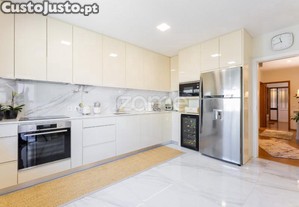 Moradia T3 + 1 Geminada Em Vimieiro, Celeirós E...