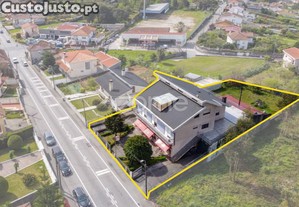 Moradia T4 C/ Loja Comercial