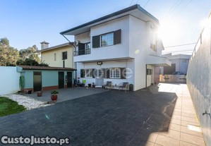 Moradia T4 Com Pátio, Jardim E Garagem Em...
