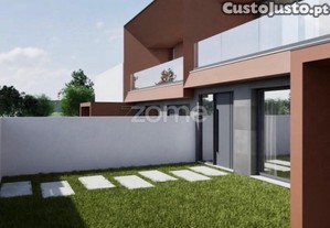 Moradia T3 Geminada Em Castelões