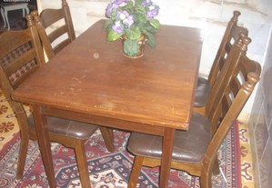 mesa de madeira com cadeiras