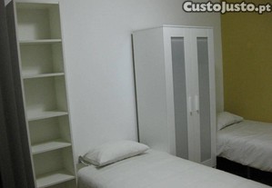 Quarto duplo mobilado no Plo Universitrio ao p do ISEP - S estudantes
