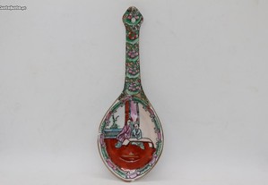 Rara Colher Porcelana Chinesa Mandarim com Figuras 22 cm