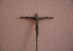 Crucifixo em metal e Cristo em bronze pendurar
