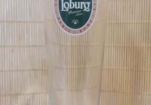Copo em vidro fino com a  gravação da publicidade da cerveja Loburg e aferição 0,25 L