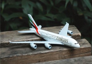 Modelo Miniatura Avião Airbus A380 companhia aérea Emirates Airlines