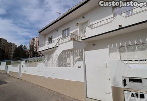 Moradia bi-familiar T7 em Ramada e Caneças de 178,37 m²