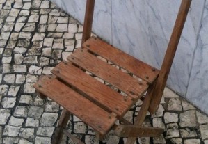 Cadeira de madeira antiga