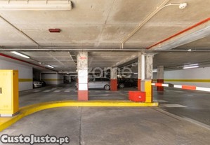 Parque De Estacionamento Com 100 Frações...