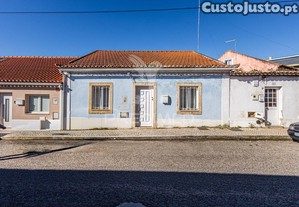 Excelente moradia térrea com quintal e anexos no centro da cidade