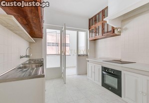 Apartamento T3 - na Rua do Sol ao Rato - Lisboa