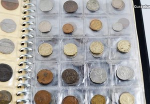 Capa com moedas antigas de diferentes países