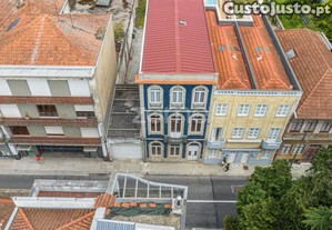Prédio Com 3 Pisos E Jardim Na Rua De Costa Cabral