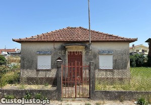 Moradia Isolada T2 para Restaurar em Paredes