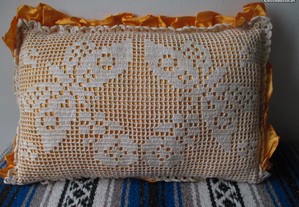 Almofada (50cmx32cm)c/ aplique bordado em crochet
