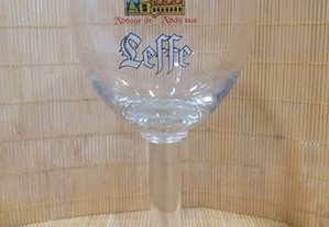 Copo em vidro com pé e  gravação da publicidade da cerveja Leffe e aferição 0,25 L