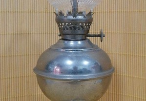Pequeno e antigo candeeiro lamparina em metal com chaminé em vidro