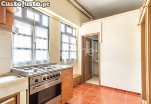 Moradia Junto A Av. Fernão Magalhães - Reabilitar