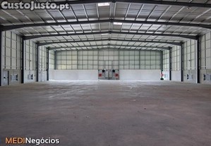 Armazéns na zona comercial do Cartaxo