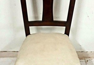 Cadeira Vintage com Estofo em Tecido. Consistente