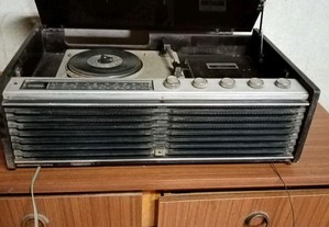 Rádio gira discos antigo