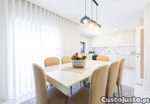 Moradia T3 + 1 Geminada Em Vimieiro, Celeirós E...