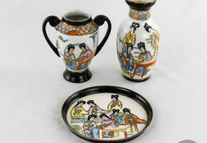Conjunto de 2 jarras e prato porcelana Japonesa Satsuma