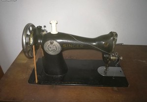 Máquina de costura SINGER antiga.