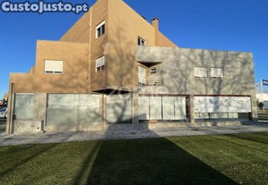 Loja De Gaveto Na Entrada Sul De Esposende |...