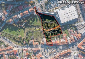 Moradia Com Terreno Situada Na Praça Principal...