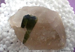 Quartzo cristal com turmalina verde 6x5x3,5cm