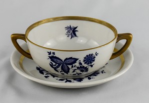 Taça de consomê com pires em porcelana Artibus, flores e dourado