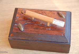 Caixa antiga para cigarros com aplicações em latão
